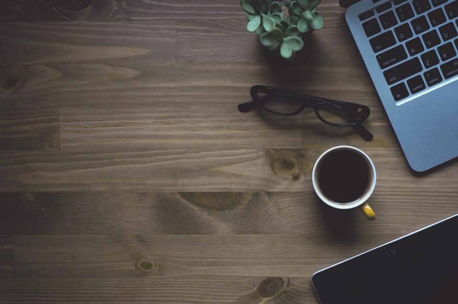 Arbeitsplatz mit Laptop — Schulungen inhouse und online
